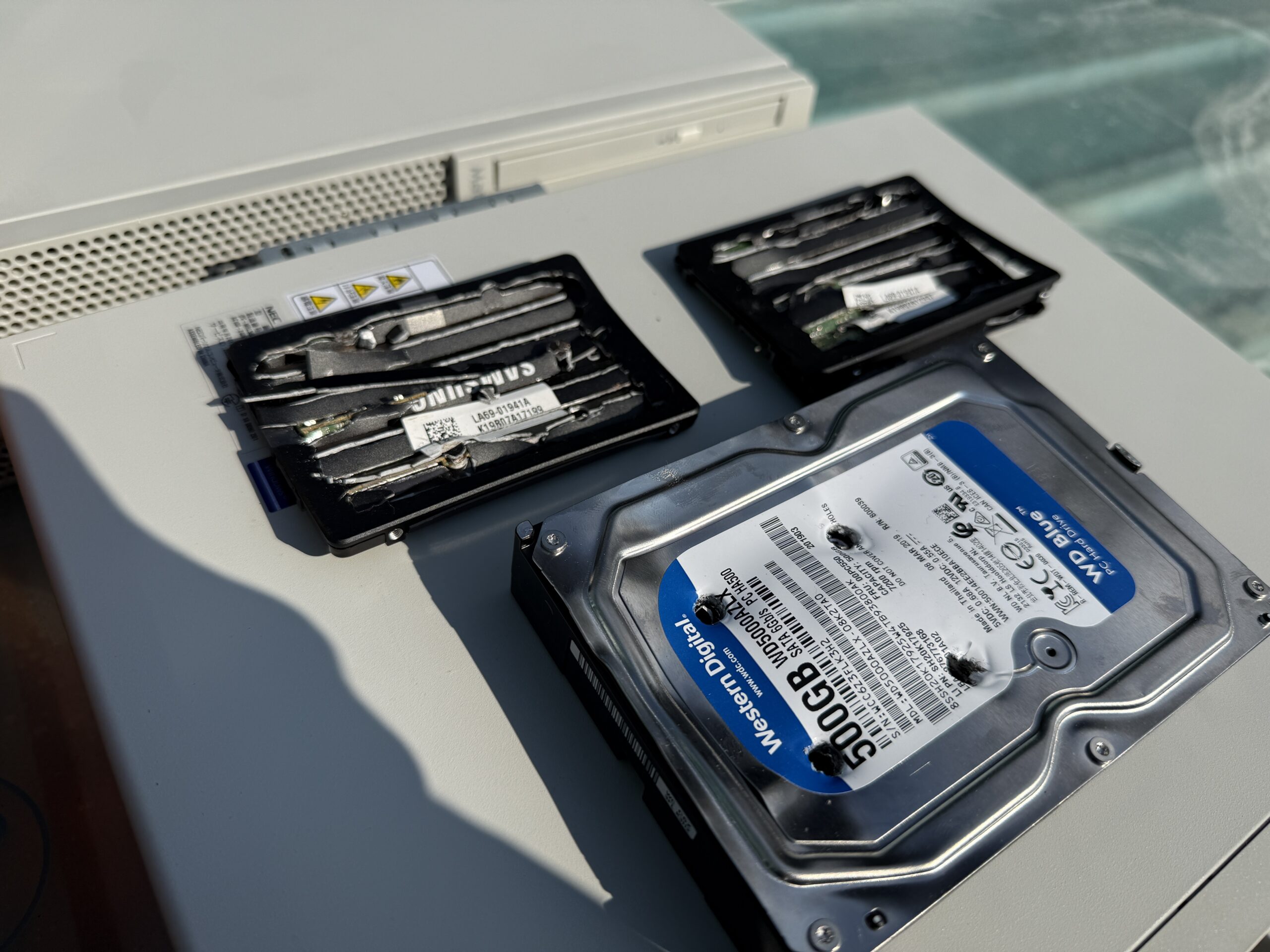 リバーズエコは専門の機材でHDD・SSDの物理破壊が可能です。物理破壊証明が必要な企業様や法人の方は、ぜひご依頼ください。