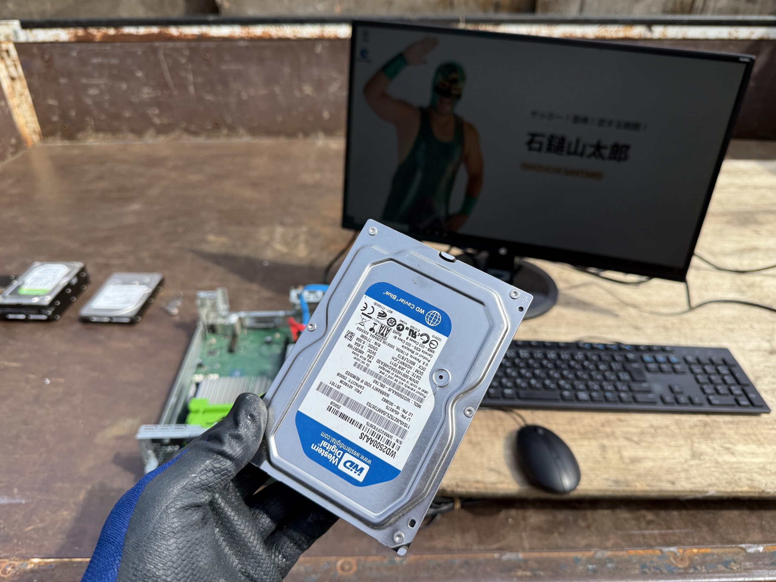 データが記録されているのはHDD内部のプラッタと呼ばれる円盤です。プラッタを破損させればデータは吹っ飛ぶます。基板をいくら破壊しても意味がないので注意⚠️