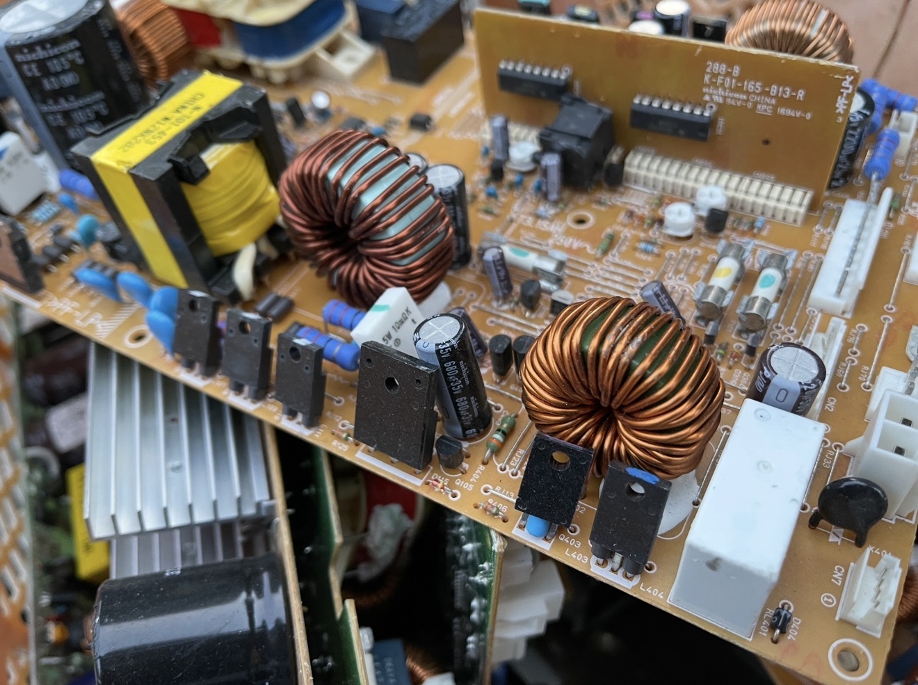 トランスの多い基板、ヒートシンク付きの基板が対象ですが、これらを取り除いたところで茶色の基板のランクが上がる訳でもないので注意してください。