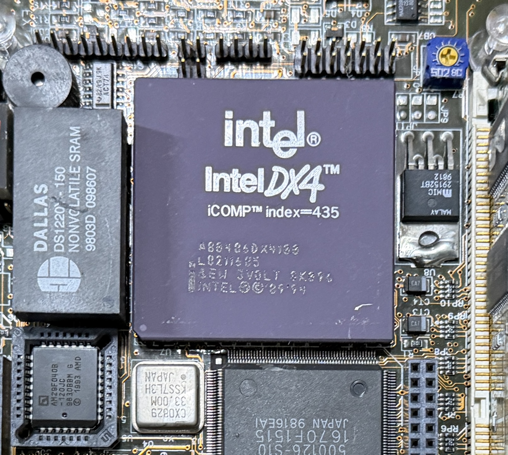 薄紫のCPUセラミックは叩くと割れます。樹脂製のICチップは割れません。