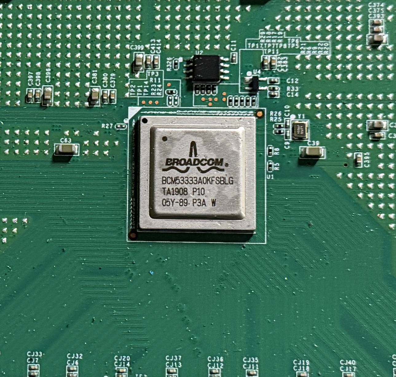 この銀色のICチップは緑BGAにヒートシンクを被せているだけなので超低品位です。評価対象にはなりません。