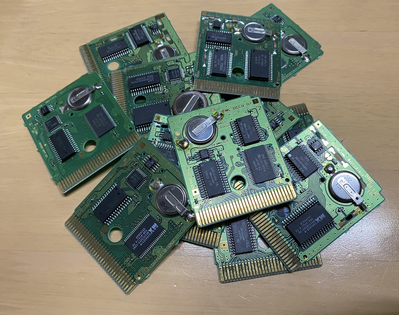ファミコン系のソフト(カセット)はA基板扱いになります。金端子を切っている状態でも幾らかでは買取が可能ですので、捨てないでください。