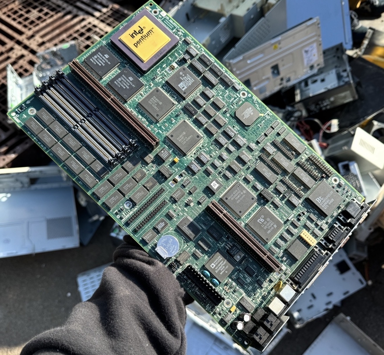 CPUセラミックが付いているマザーボードは【リバエコS基板】になります。マザーボード(S)よりもリバエコS基板の方が買取価格は高いです。