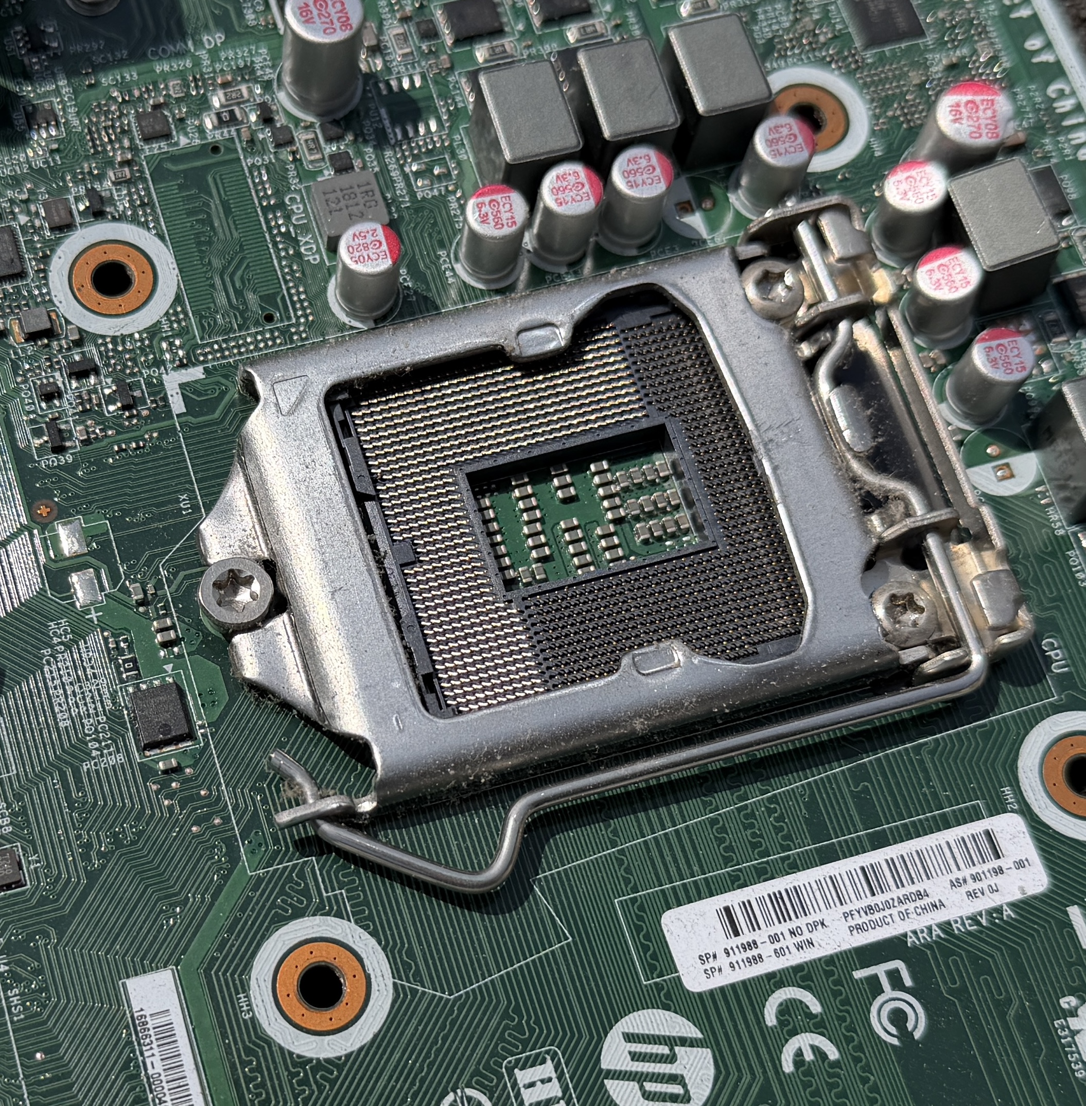 CPUソケットが鉄製で、トルクスネジで3ヶ所固定されているタイプのマザーボードは9割以上マザーボード(下)です。