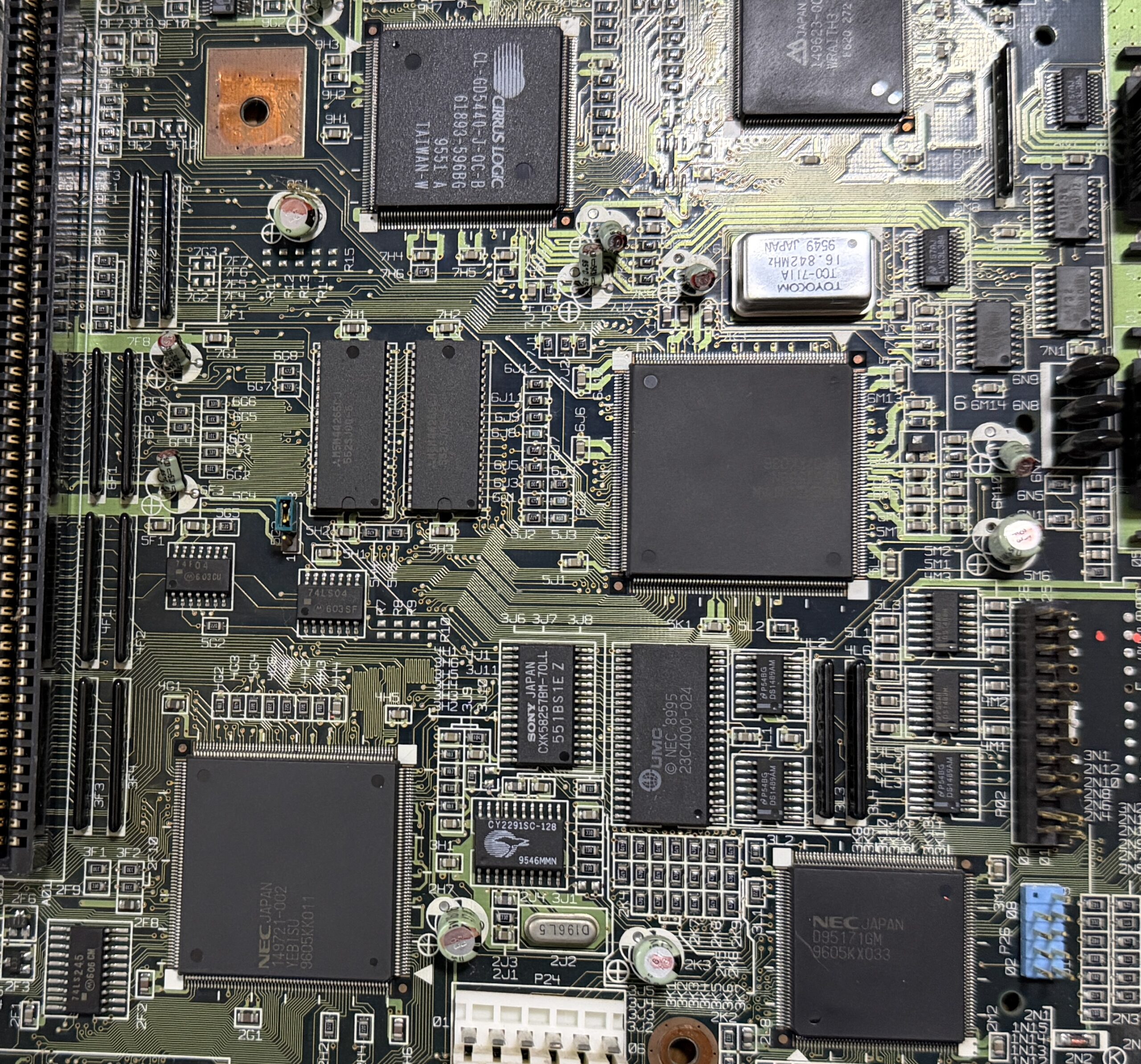 黒BGAが無くても大きい正方形ICチップが3つ以上あれば対象です。PC98系のマザーボードはほとんどがマザーボードSです。